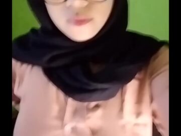 Hijab goyang drible bola dada