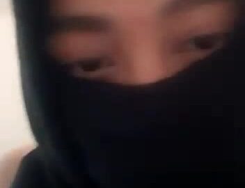 Jilbab hitam masker remas tete gede