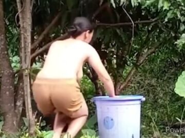 Ngintip ibu montok mandi dipinggir sungai