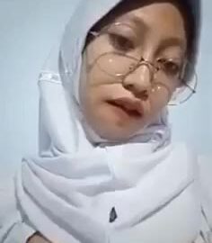 SpankBang com sma+hijab+kacamata+remas+toket 480p