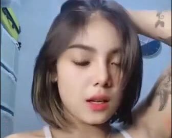 Tiktokers cantik binal nyepong pisang DOODCROT