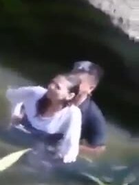 Video Mesum Sambil Mandi di Sungai [hq22]