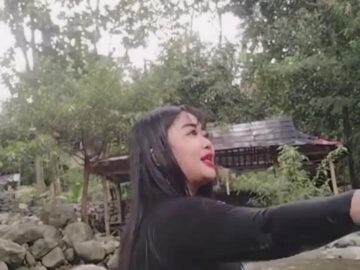 mandi di sungai dulu yuk bareng mamih pantat besar bohay ketat bikin melongo(720P HD) 1458